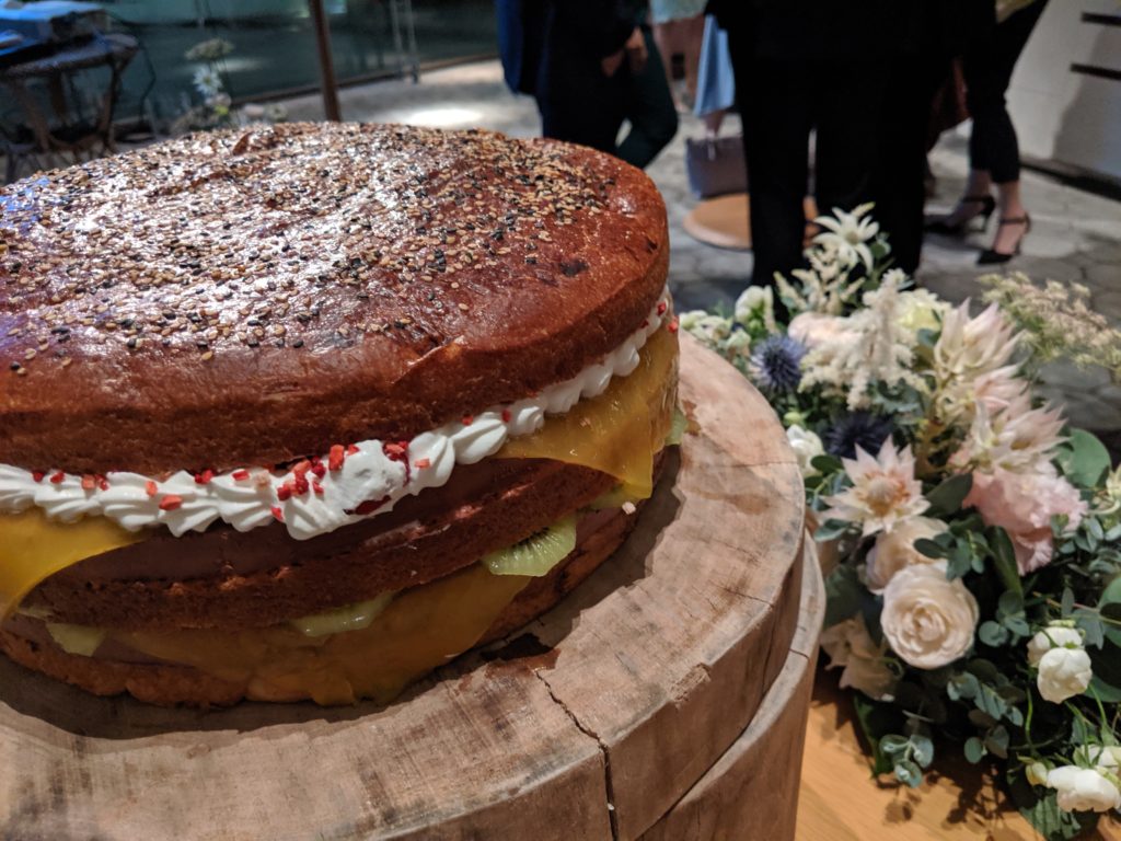 アンダーズ東京　BEBUで結婚式二次会　バーガー型ケーキ